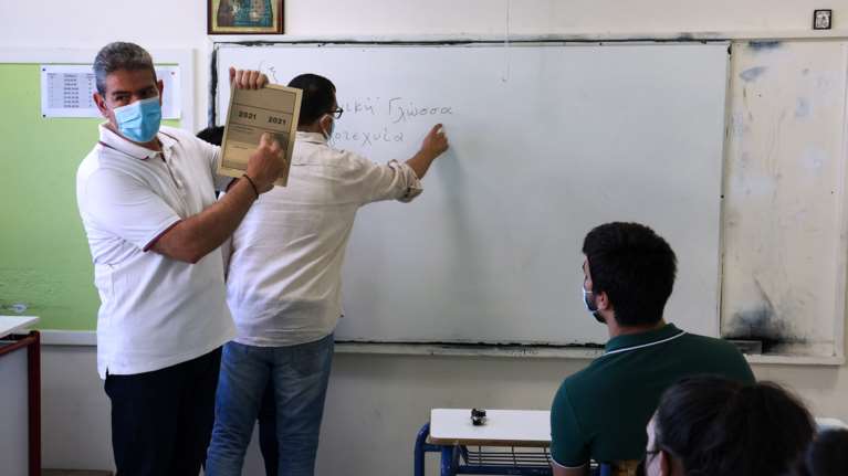Πανελλήνιες 2021: Βατά τα θέματα - Ο πρώτος σχολιασμός για την Νεοελληνική Γλώσσα