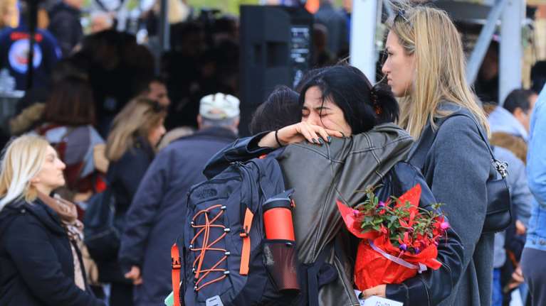 &quot;Το σπίτι μας έγινε δεύτερο νεκροταφείο&quot; - Θρήνος και οργή στο μνημόσυνο για τα θύματα των Τεμπών [βίντεο]