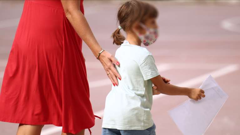 ΕΛΑΣ για το επεισόδιο σε σχολείο του Πειραιά: Γιατί μεταφέρθηκαν γονείς και εκπαιδευτικοί στο Τμήμα