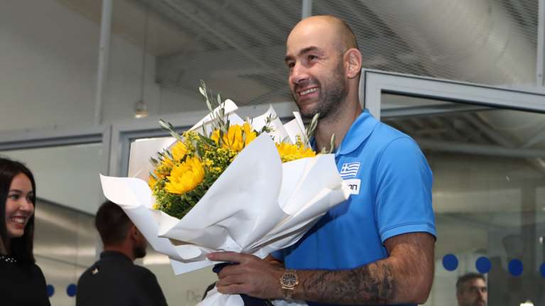 Eurobasket 2025: Αποθέωση στο &quot;Ελ. Βενιζέλος&quot; για τη χάλκινη Εθνική - Υποδοχή με ανθοδέσμες και &quot;Final Countdown&quot;