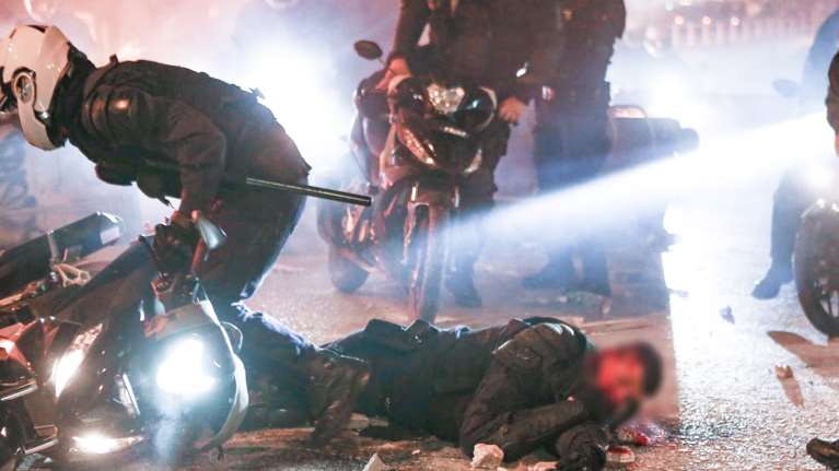 Επεισόδια στη Νέα Σμύρνη: Καρέ καρέ η άγρια επίθεση των κουκουλοφόρων με μολότοφ στους αστυνομικούς [βίντεο]