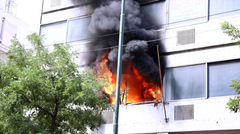 Υπό έλεγχο η φωτιά σε κτήριο στο κέντρο της Αθήνας: Απεγκλωβίστηκαν τρεις εργαζόμενοι [εικόνες - βίντεο]