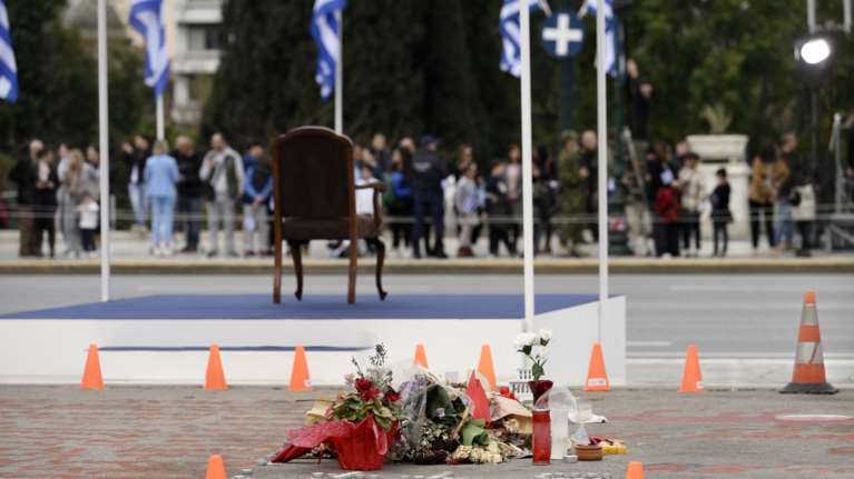 Παρέλαση: Η θέση του Προέδρου της Δημοκρατίας μπροστά από το μνημείο για τα 57 θύματα των Τεμπών