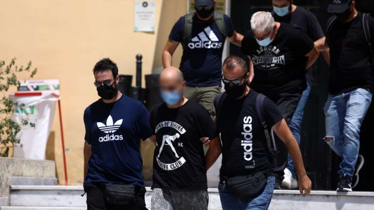 Ηλιούπολη: Σοκάρει η κατάθεση της 19χρονης - &quot;Ο αστυνομικός μου έκλεινε καθημερινά 3-4 ραντεβού με διάφορα άτομα, με βίασε πάνω από 30 φορές ο πατέρας μου&quot;