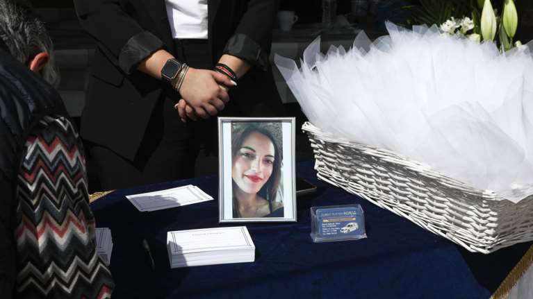 Θρήνος στην κηδεία της 28χρονης Κυριακής: Λύγισαν όλοι όταν την είδαν ντυμένη νύφη και με λευκό στεφάνι [εικόνες]