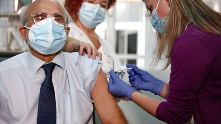 Σφοδρή σύγκρουση κυβέρνησης - ΣΥΡΙΖΑ για τους εμβολιασμούς: &quot;Δεν υπάρχει θέμα αναβολής&quot;