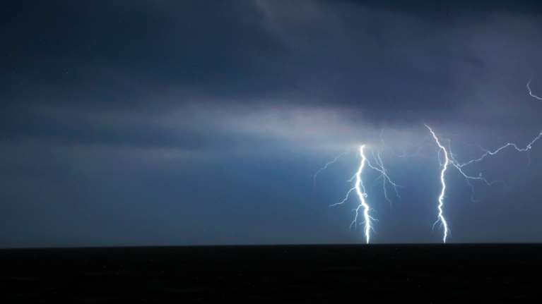 Κακοκαιρία στη Βόρεια Εύβοια: Πτώσεις βράχων στο Μαντούδι - Θα βρέχει όλο το βράδυ [βίντεο]