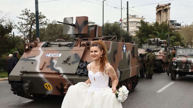 Απίστευτο κι όμως ελληνικό: Νύφη πόζαρε μπροστά από τα άρματα στη στρατιωτική παρέλαση [εικόνες]