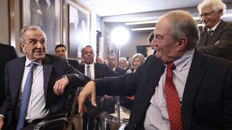 Σε αναμμένα κάρβουνα το Μαξίμου για την ομιλία Καραμανλή - Τι θα πει για τη διαγραφή Σαμαρά