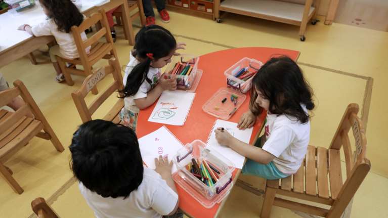 &quot;Νταντάδες της γειτονιάς&quot;: Έρχονται σε 62 δήμους - Άνοιξαν οι αιτήσεις για γονείς και φροντιστές