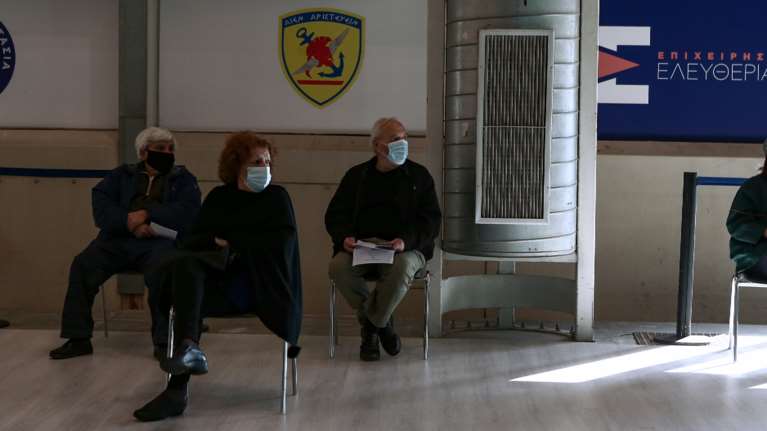 Ραντεβού για εμβόλια: Έλαβαν sms χωρίς να ανήκουν σε ευπαθή ομάδα - Η εξήγηση Θεμιστοκλέους
