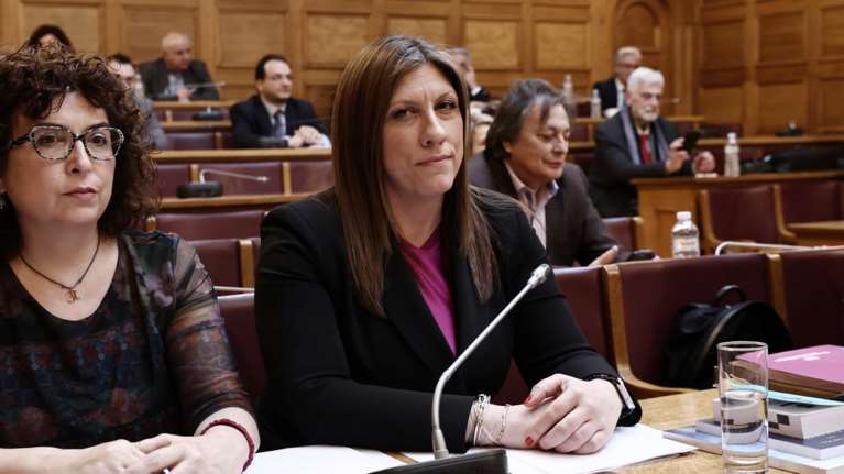 Εξεταστική για τα Τέμπη: Εγκρίθηκε κατά πλειοψηφία το πόρισμα της ΝΔ - Επεισόδια από τη Ζωή Κωνσταντοπούλου