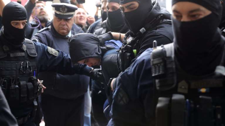 Ρέντης: Πληροφορίες ότι βρέθηκαν αποτυπώματα και DNA του αδερφού του κατηγορούμενου στον εκτοξευτήρα της φωτοβολίδας