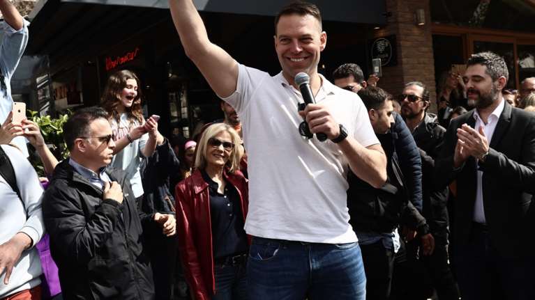 Στέφανος Κασσελάκης: Έφτασε στη Θήβα και έκανε βόλτα στην πόλη λίγο πριν μπει φαντάρος- Ολοι ήθελαν μια σέλφι μαζί του [εικόνες]