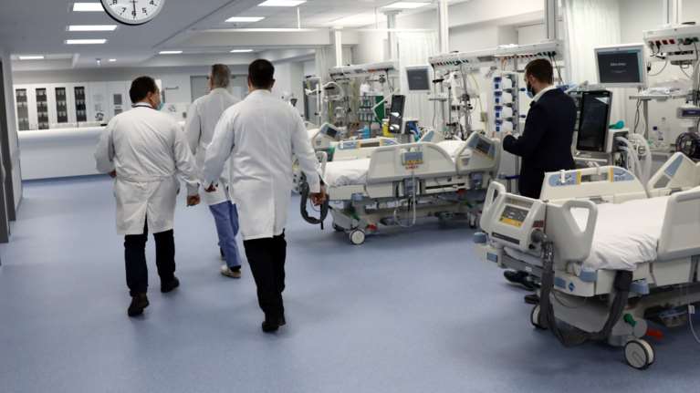 SOS: Όλα τα κρεβάτια στις ΜΕΘ Ευαγγελισμού και Σωτηρία γέμισαν με ασθενείς με κορονοϊό