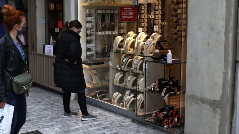 Δώρο Χριστουγέννων: Η ΚΥΑ με τις οριστικές αποφάσεις - Ποιοι θα υποστούν κούρεμα - Στο &quot;ράφι&quot; η αναβολή