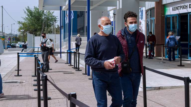 Σκέψεις για προνόμια στους εμβολιασμένους: Περισσότερες ελευθερίες σε ταξίδια, γυμναστήρια, εκδηλώσεις