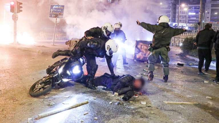 Πώς και ποιοι χτύπησαν και τραυμάτισαν τον αστυνομικό στη Νέα Σμύρνη [εικόνες - βίντεο]