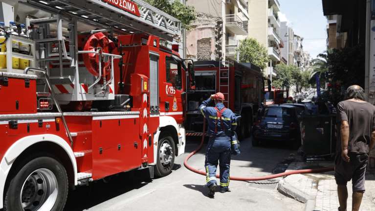 Πειραιάς: Φωτιά σε διαμέρισμα - Απεγκλωβίστηκαν μητέρα και παιδί, τραυματίστηκαν δύο πυροσβέστες