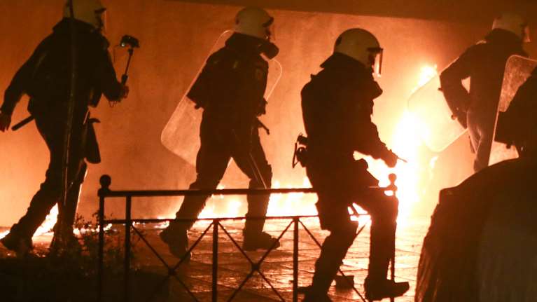 Κάηκε η Νέα Σμύρνη: Μάχες σώμα με σώμα στα στενά και την πλατεία - Σοκαριστικός τραυματισμός αστυνομικού [Εικόνες+Βίντεο]