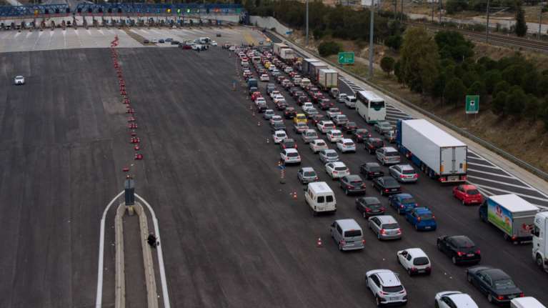 Ουρά χιλιομέτρων στην Ελευσίνα: Αυστηροί έλεγχοι στα διόδια - Πόσα αυτοκίνητα έκαναν αναστροφή [Εικόνες]