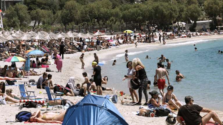 Ο συνωστισμός στην Ερμού και στις παραλίες τρόμαξαν τους ειδικούς: Εντατικοί έλεγχοι για την υπερβολική χαλάρωση