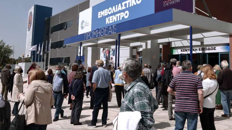 Εμβολιασμοί - Σπάει το ένα ρεκόρ μετά το άλλο: 130.000 ραντεβού μέσα σε λίγες ώρες από τους 45άρηδες - Μήνυμα Μητσοτάκη