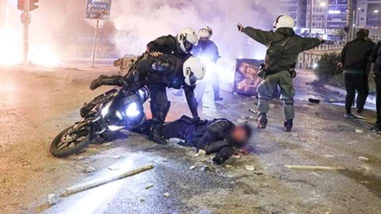 Νέα Σμύρνη: Καρέ καρέ η δολοφονική επίθεση στον αστυνομικό - Πώς περιγράφει το άγριο λιντσάρισμα [εικόνες - βίντεο]