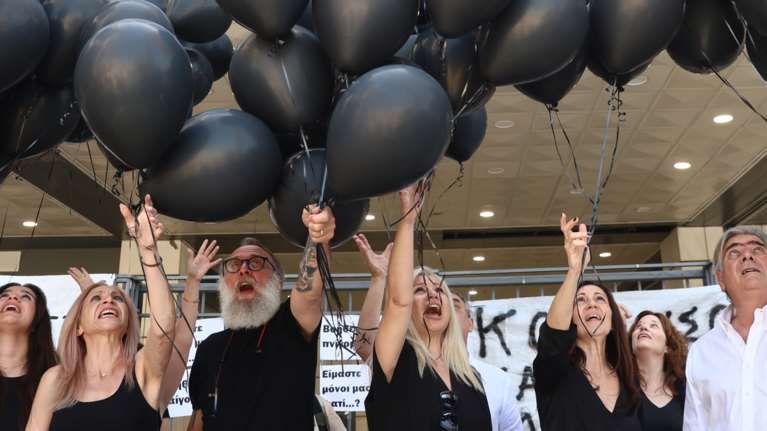 Μάτι: Οι συγγενείς των θυμάτων ξέσπασαν σε χειροκροτήματα την ώρα που έβαζαν χειροπέδες στους καταδικασθέντες