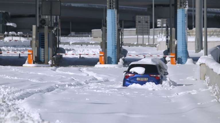 Αττική Οδός: 500 αυτοκίνητα έχουν εγκαταλειφθεί στην τύχη τους - Απεγκλωβίστηκαν 3.500 οδηγοί και 1.800 οχήματα