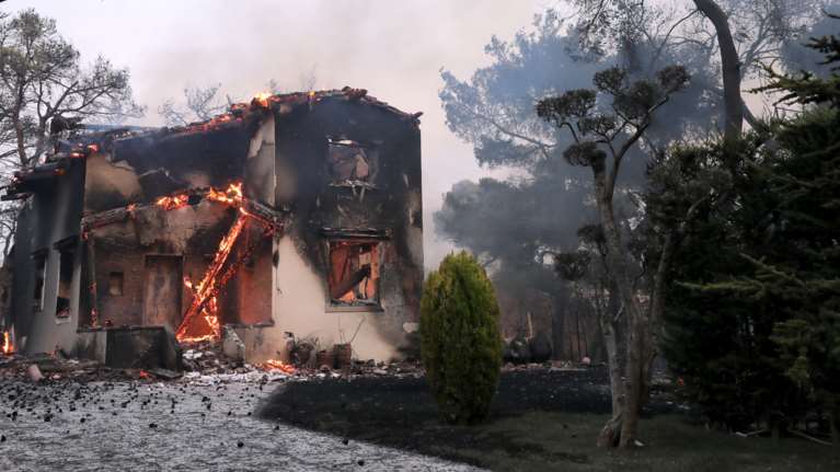Αυτά είναι τα σπίτια που κάηκαν στη φωτιά της Βαρυμπόμπης [συγκλονιστικές εικόνες]