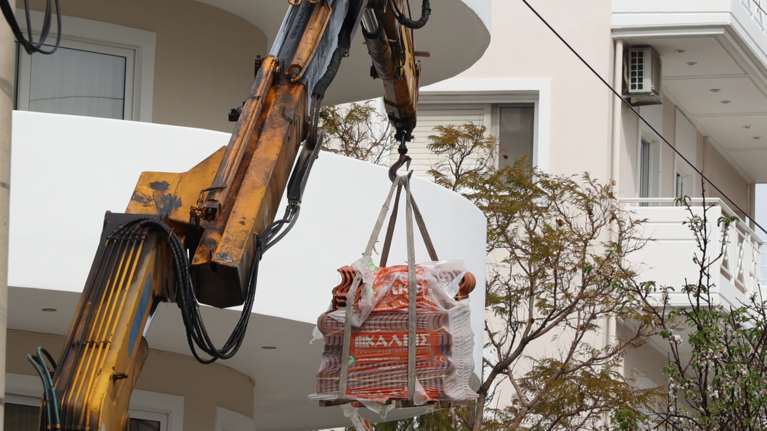 Βούλα: Ενας εργάτης χωρίς τις αισθήσεις του - Γερανοφόρο ακούμπησε ηλεκτροφόρα καλώδια