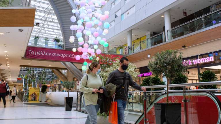 Πρεμιέρα λειτουργίας των εμπορικών κέντρων: Με μάσκες και αποστάσεις οι πασχαλινές αγορές [εικόνες]