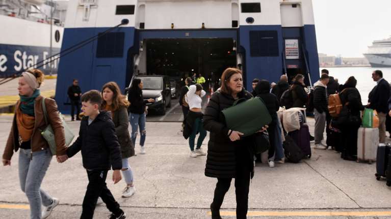 Σαντορίνη: Εγκαταλείπουν το νησί με πλοία και αεροπλάνα λόγω των σεισμών - Τουλάχιστον 3.000 άτομα έχουν φύγει [βίντεο]