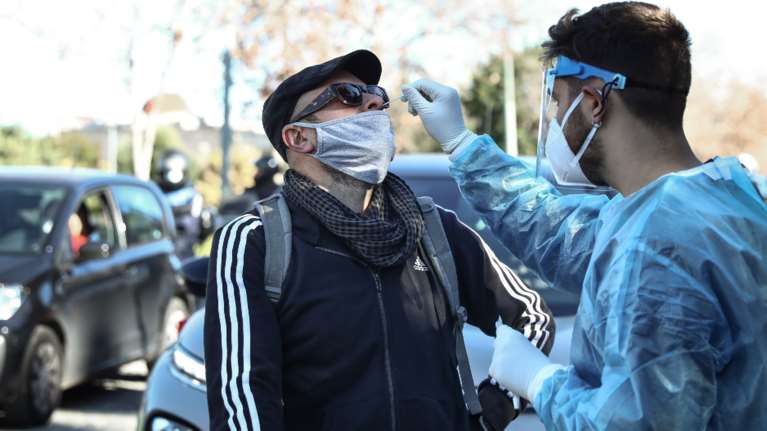 Κορονοϊός: Ανέβηκαν στα 721 τα νέα κρούσματα σήμερα - 49 θάνατοι και 386 διασωληνωμένοι