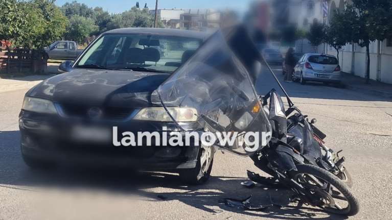 Τροχαίο στη Λαμία: Αυτοκίνητο συγκρούστηκε με διανομέα σε μηχανάκι [εικόνες]