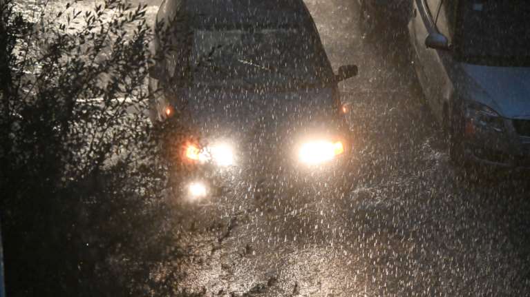 Κακοκαιρία: Βροχές και καταιγίδες στην Αθήνα - Πού έχει διακοπεί η κυκλοφορία των οχημάτων