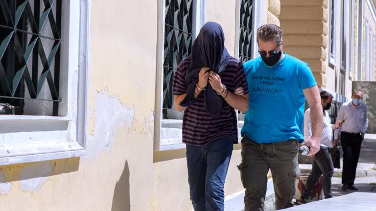 Νέα Σμύρνη: Εφθασε στο δικαστήριο ο 22χρονος σάτυρος- Οι καταθέσεις των γυναικών που τον "καίνε"