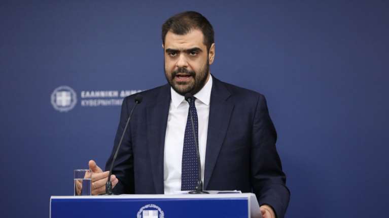 Live η ενημέρωση των πολιτικών συντακτών από τον κυβερνητικό εκπρόσωπο Παύλο Μαρινάκη