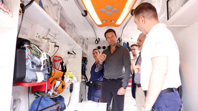 Ο Κασσελάκης στο ΕΚΑΒ Θεσσαλονίκης: &quot;Δεν είναι δυνατό κάποιος που σώζει ζωές να μην μπορεί να ζήσει - Εσείς είστε οι άριστοι&quot;