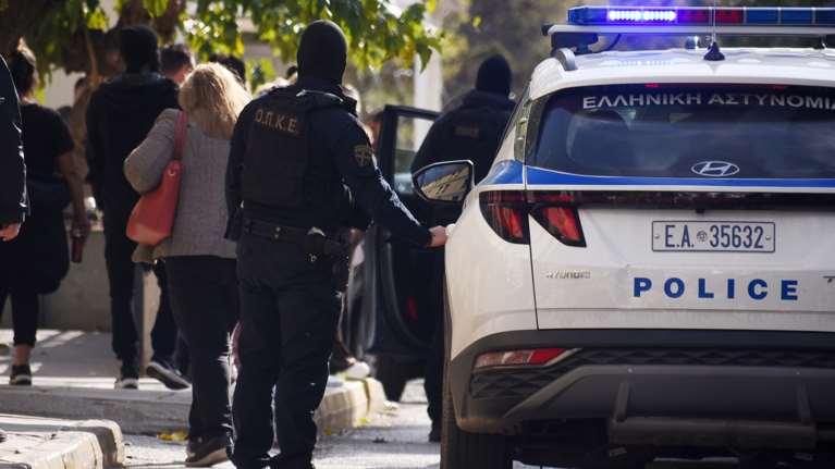 Στην Ευελπίδων ο Νίκος Ρωμανός κάτω από δρακόντεια μέτρα ασφαλείας – Συγκέντρωση συμπαράστασης από αλληλέγγυους