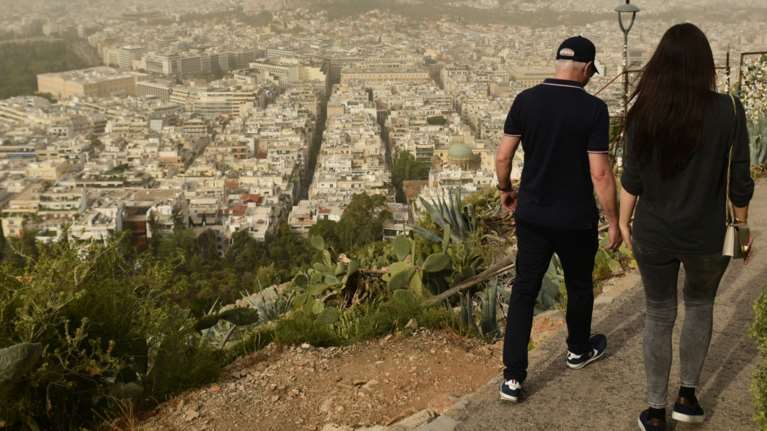 Καιρός: Χωρίζεται στα δύο η χώρα, λέει ο Μαρουσάκης - Καταιγίδες και αφρικανική σκόνη μέχρι το Σαββατοκύριακο