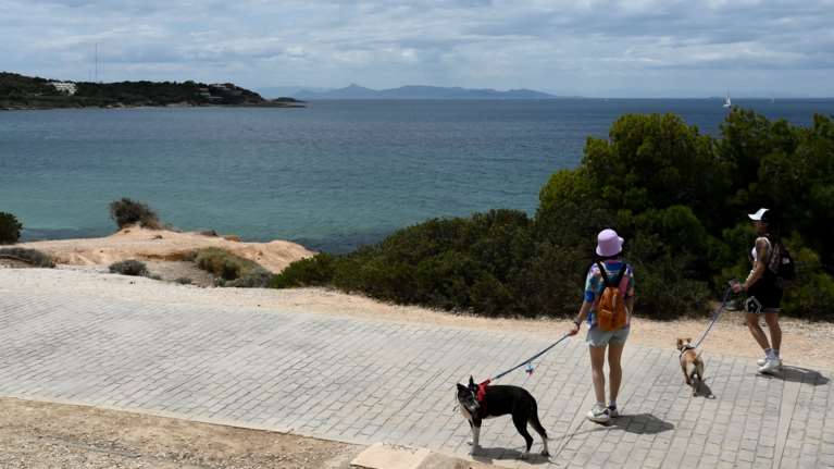 Αλλάζει ο καιρός: Από τη ζέστη του Σαββάτου στην ψύχρα της Κυριακής με μπόρες και βοριάδες