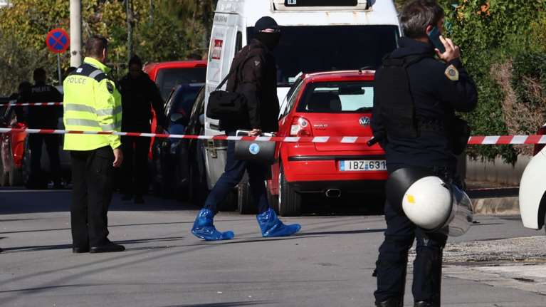 Δολοφονία Τούρκων μαφιόζων στη Γλυφάδα: Ψάχνουν τον &quot;ενοικιαστή&quot; του Airbnb που βρέθηκε το όπλο