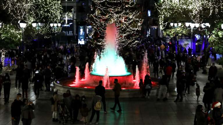 Χριστούγεννα: Κοσμοσυρροή στην πλατεία Συντάγματος - Αισθητή η παρουσία της ΕΛΑΣ [εικόνες]