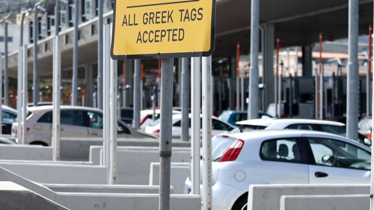 Αδειάζει η Αθήνα: Φεύγουν οι εκδρομείς - Ουρές στα διόδια Ελευσίνας, μεγάλες καθυστερήσεις στην περιφερειακή Αιγάλεω