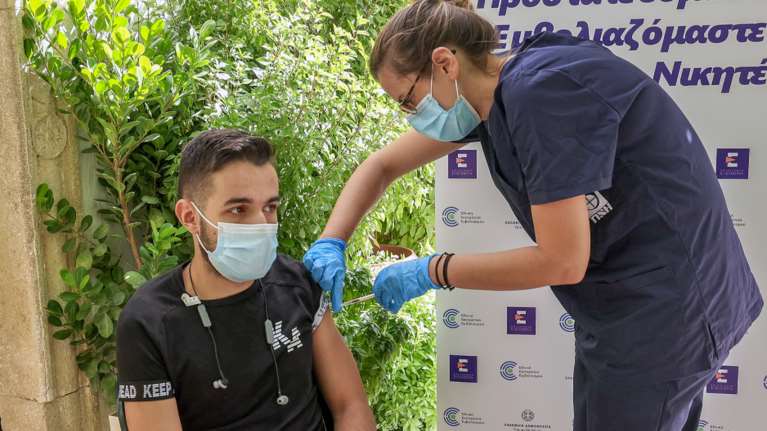 Κορονοϊός: Δεν χρειάζεται τρίτη δόση εμβολίου για τους κάτω των 18 - Τι ισχύει για τα παιδιά που έχουν νοσήσει