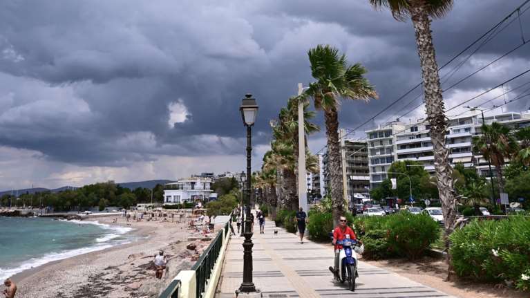 Αλλάζει ο καιρός: Πέφτει η θερμοκρασία, τοπικές βροχές και καταιγίδες σε πολλές περιοχές