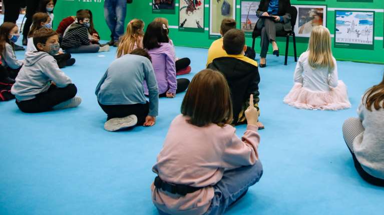 Μείωση μισθού για τους εργαζόμενους που παίρνουν άδεια για τα παιδιά τους που νόσησαν από κορονοϊό- Εντονες αντιδράσεις