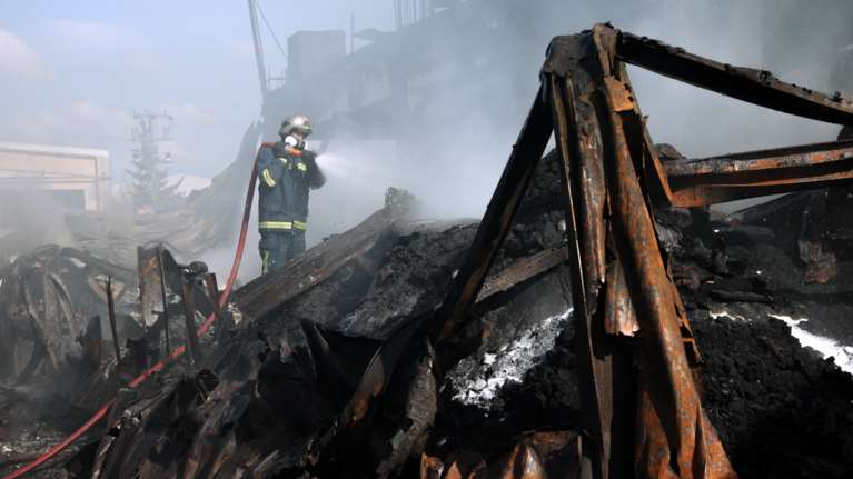 Ασπρόπυργος: Αποπνικτική ατμόσφαιρα μετά τη φωτιά στο εργοστάσιο πλαστικών - Υποψίες ότι ξέσπασε από κεραυνό [βίντεο]